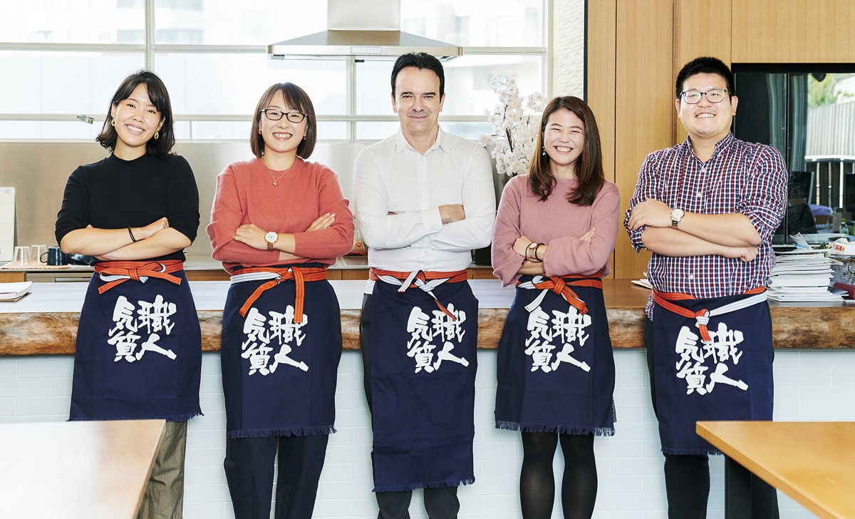 取材当日に出社していたザ・プラントのみなさん。エプロンの「職人気質」も同社の文化の一つという