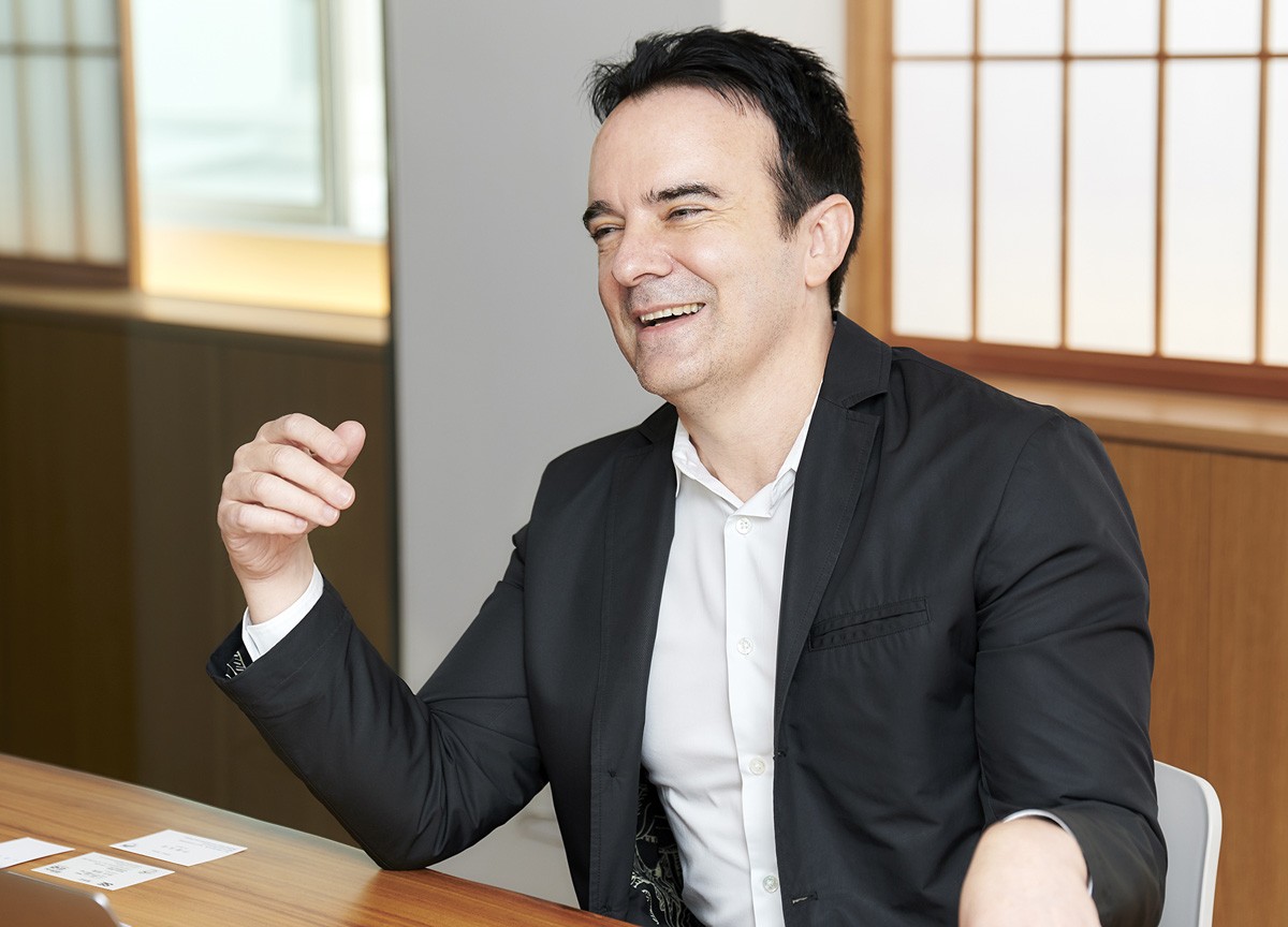 温和で誠実、メンバー想いという印象のヴァリン氏。同氏のキャラクターがメンバーをまとめ、生き生きと働ける環境をつくる源泉になっているのだろう